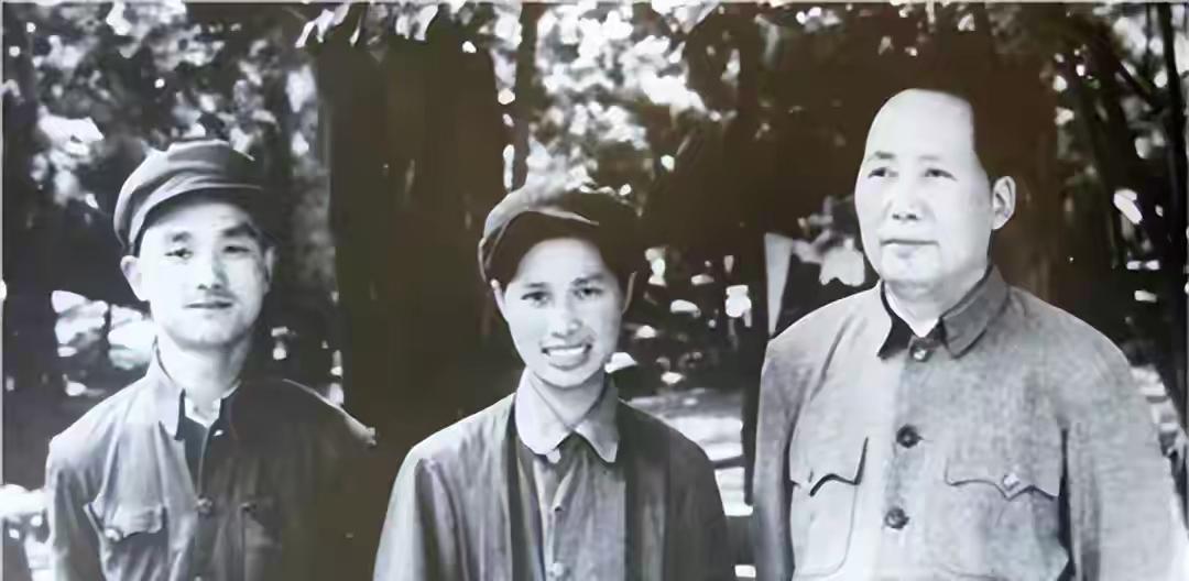 1961年的一天，中南海一间普通办公室里，女摄影师候波正在整理东西。
候波要走了