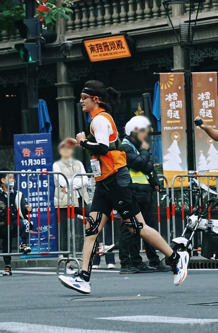 上海马拉松偶遇此沙 颜值与活力双在线！此沙现身上马赛道，一边奔跑一边和两侧粉丝击