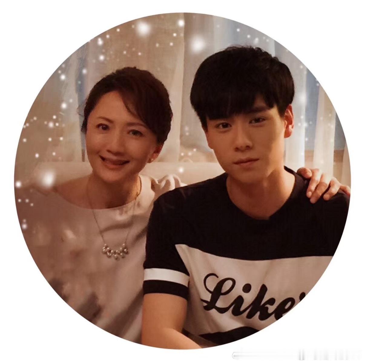 胡一天难怪有故人之姿原来是故人本人天才女友江家人的颜值从来没让人失望过，校服一穿