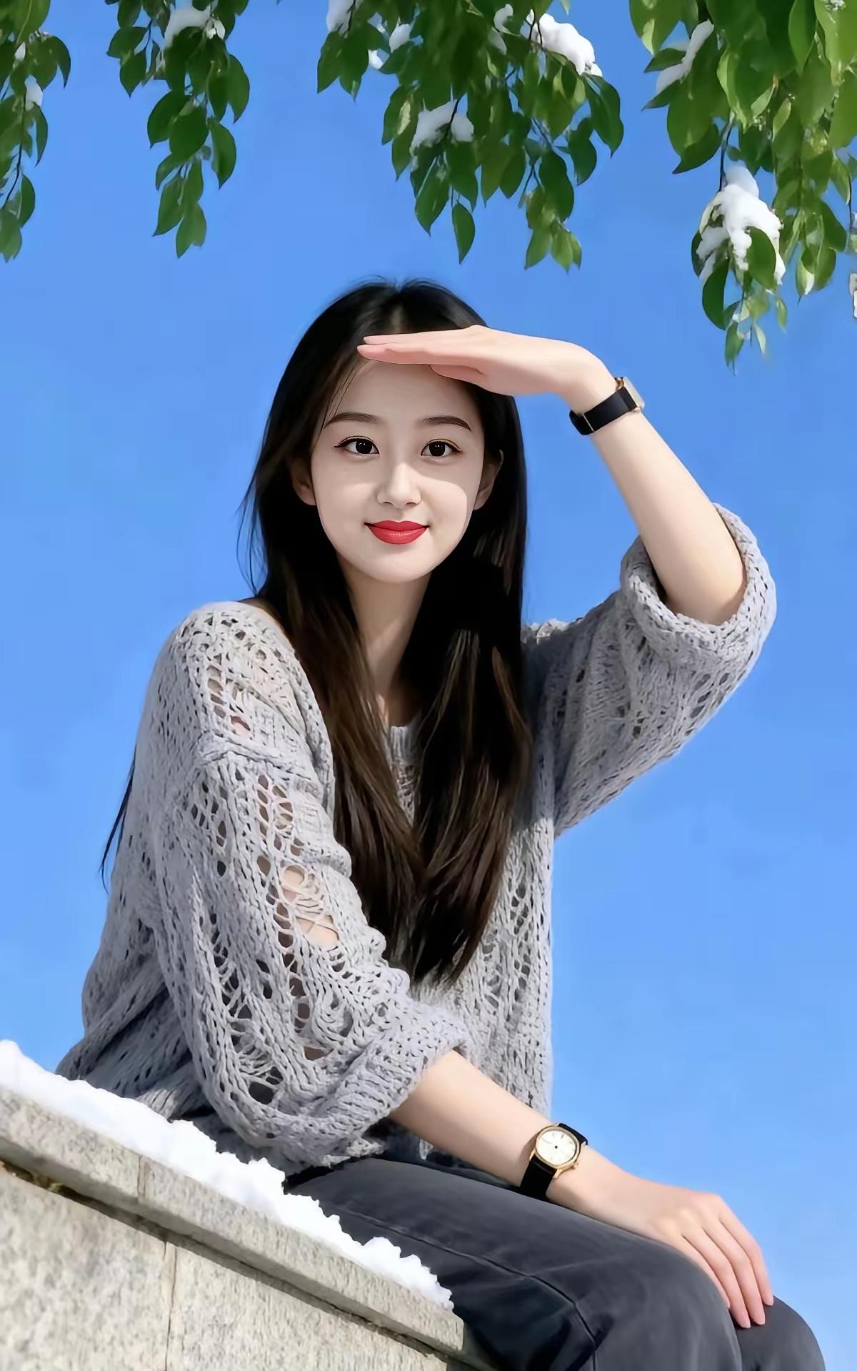 阳光明媚的午后，少女在蓝天下微笑。