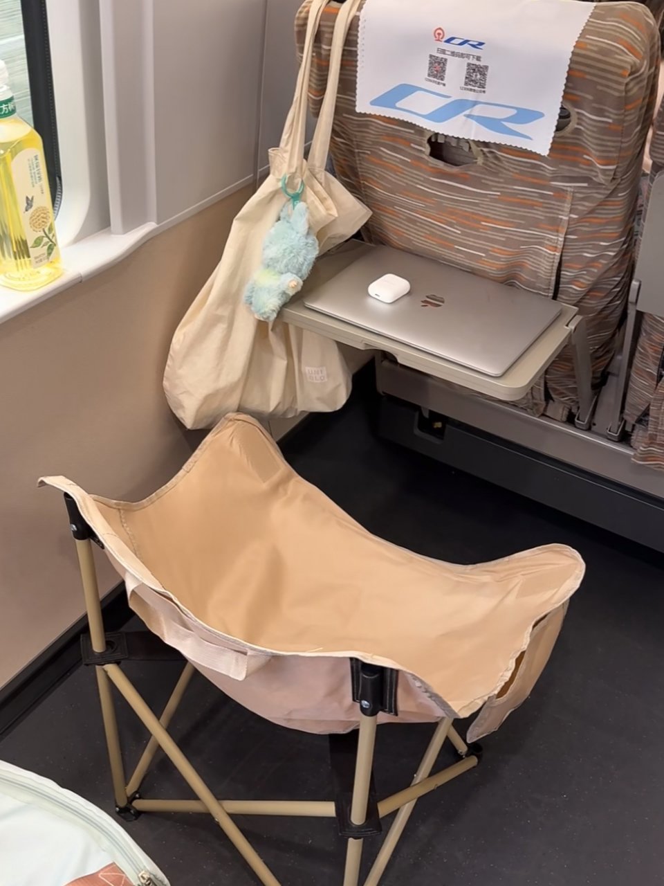 12306回应男子自带折叠椅坐高铁 这个可以有，只要合规和不妨碍他人就行！123