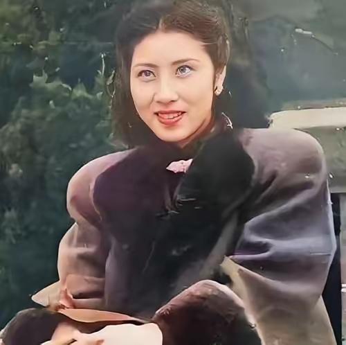 她19岁为张灵甫守寡，张灵甫死后蒋经国想趁虚而入，屡次三番骚扰，王玉龄无奈之下只