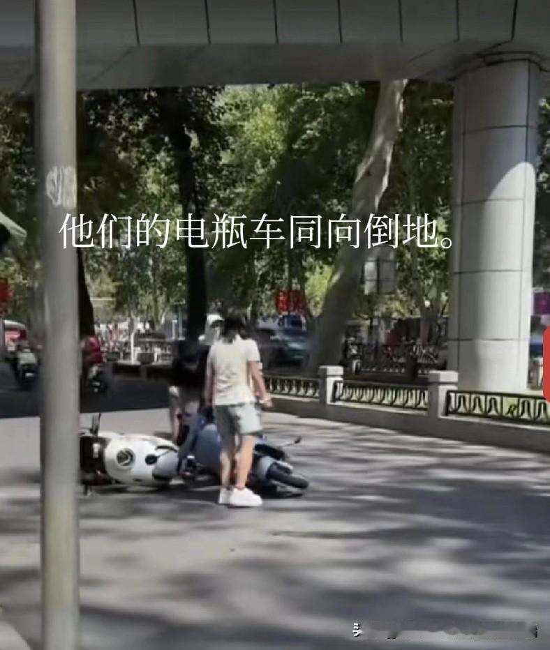 姑娘，你的善良被狗吃了吗？
图片来自于网传视频，镜头下的男孩与女孩电瓶车倒在地上