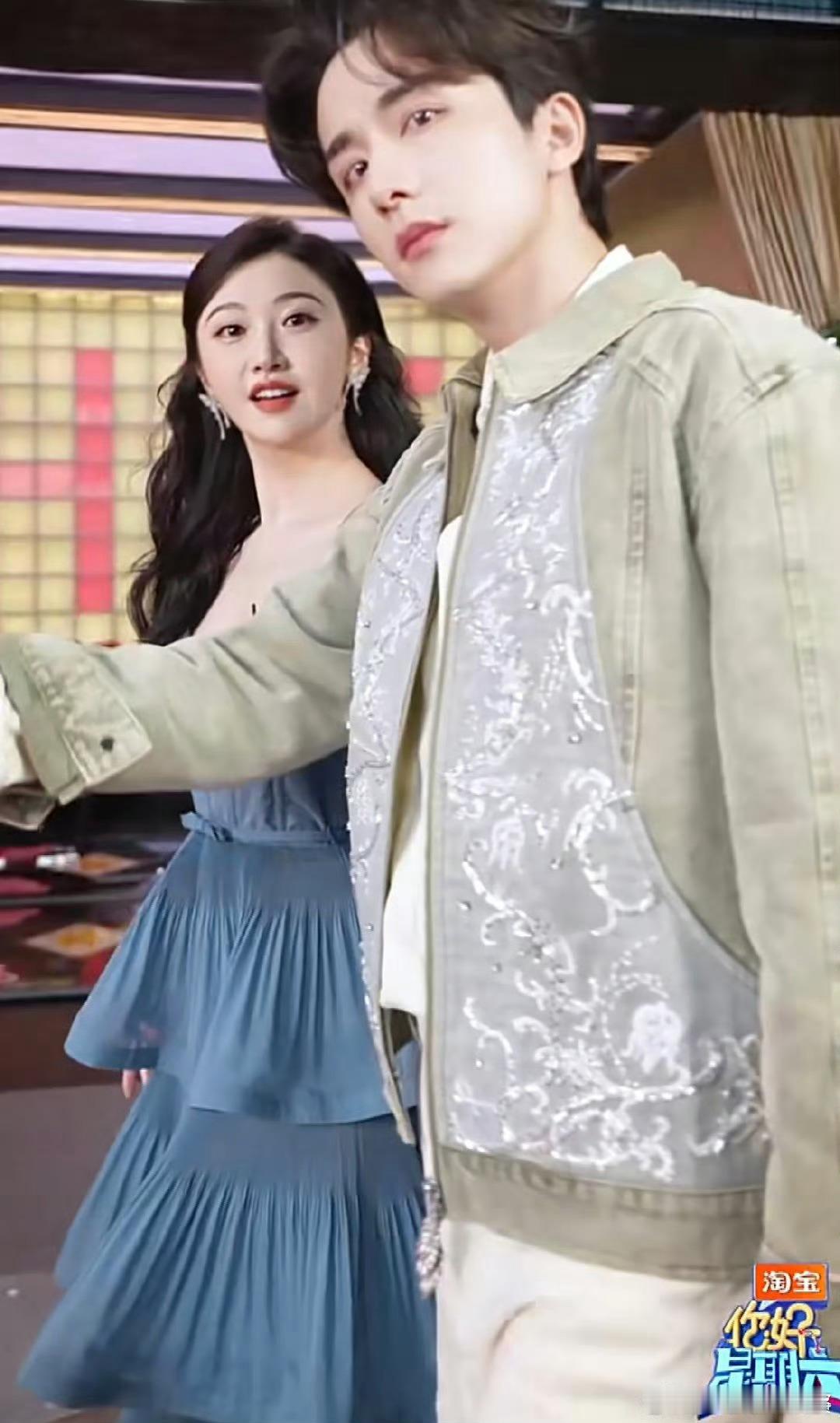 景甜张新成牵手回眸秒了 谁懂啊!你好星期六这幕直接甜到心颤✨有人靠近景甜，张新成