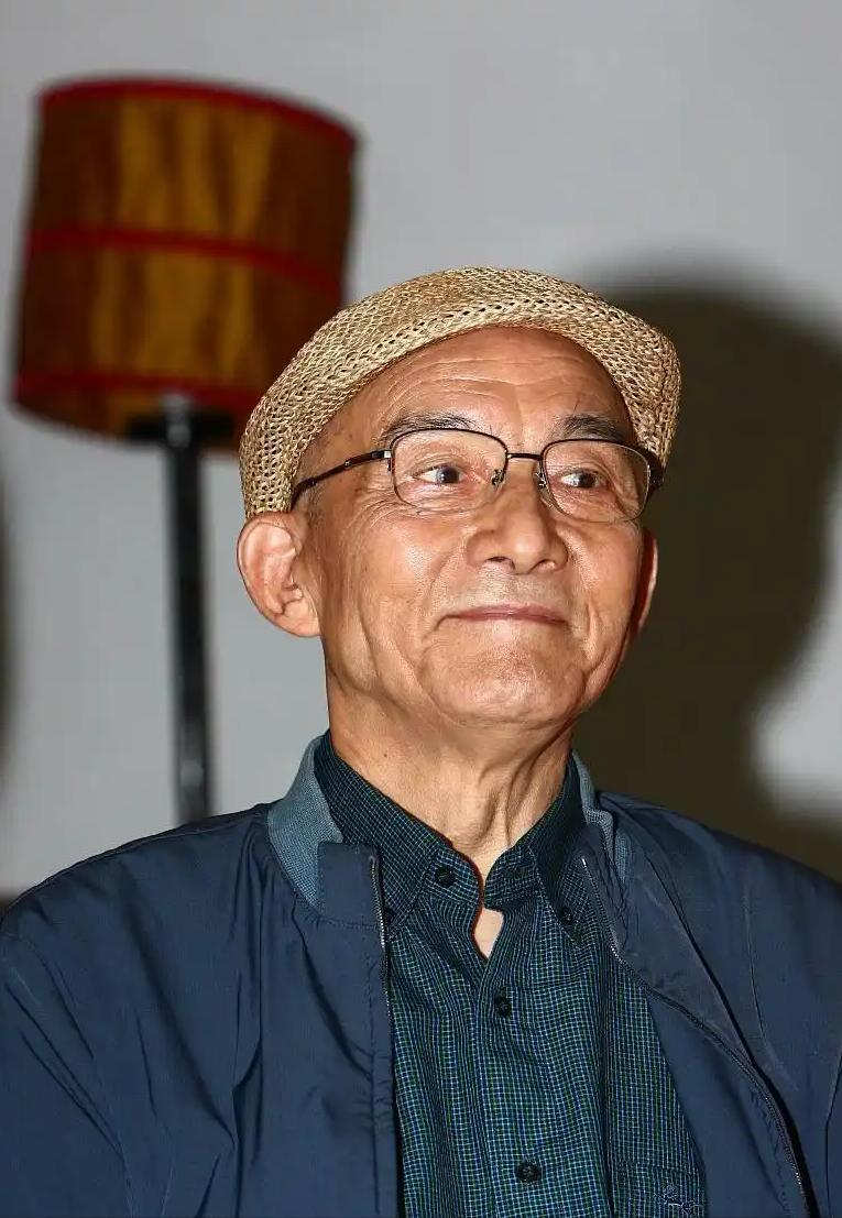 游本昌：从“济公”到“爷叔”的传奇……
1985年，52岁的游本昌迎来首部主演的