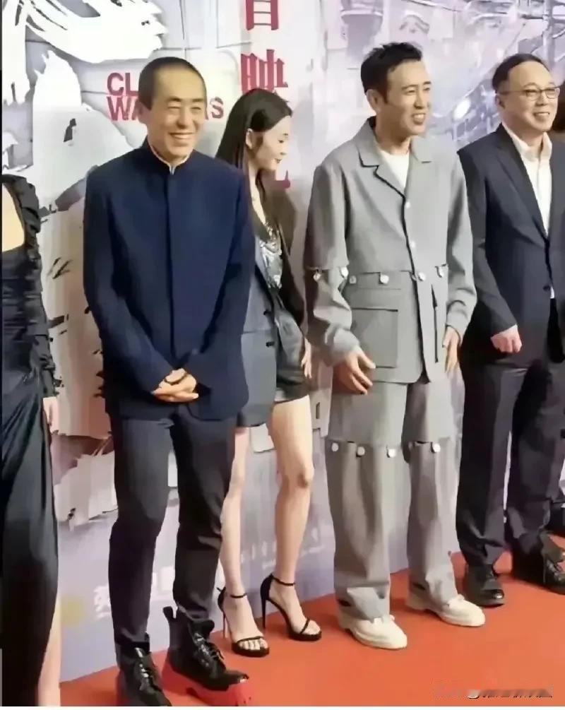 张艺谋在某活动发布现场，一双红底鞋十分抢镜。真的是老谋深算，鞋底红色和红毯融为一