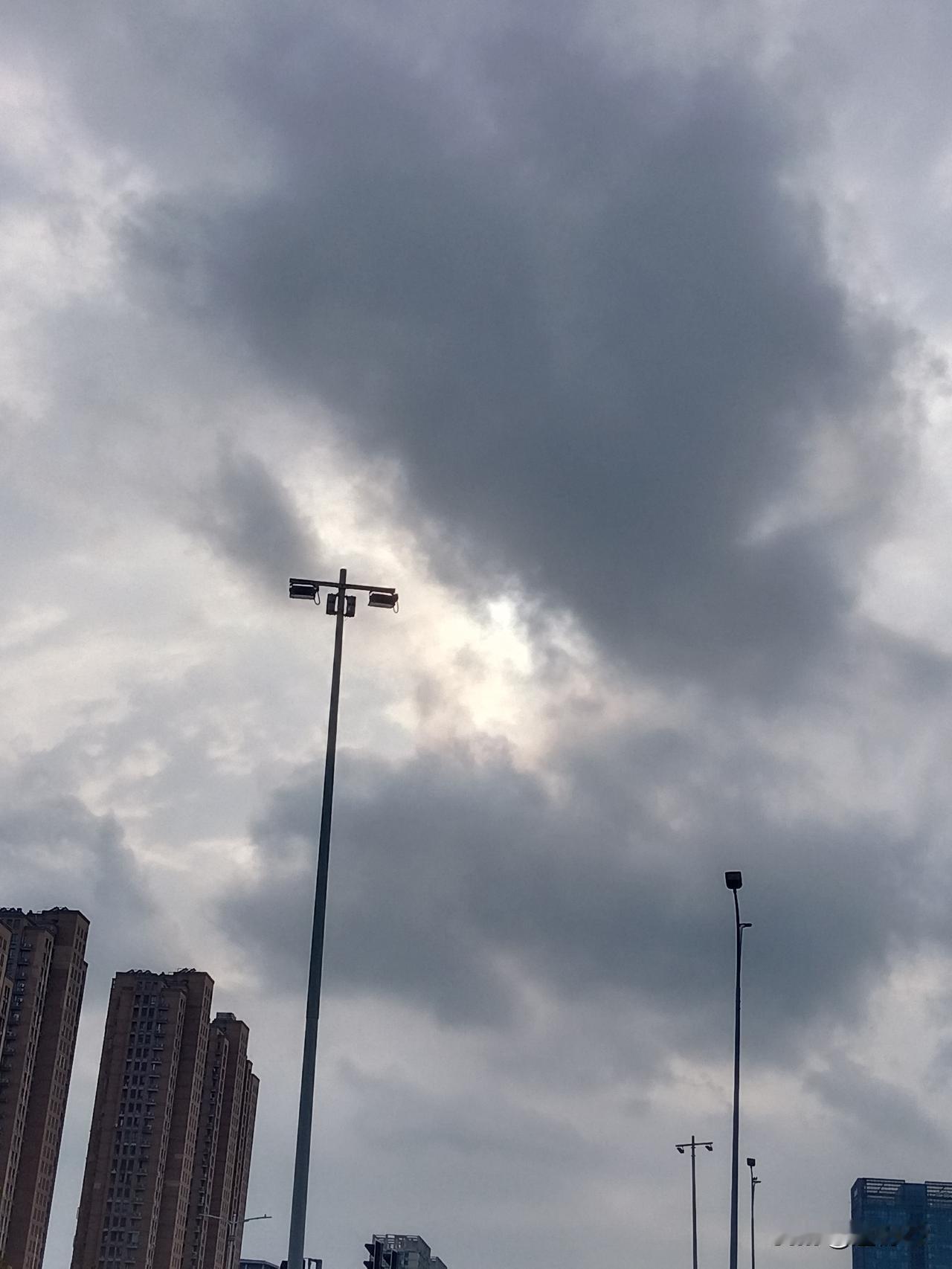 当下的情况是，评论区十分热闹。而且这回为这位工作人员说话的人不在少数。的确，这些
