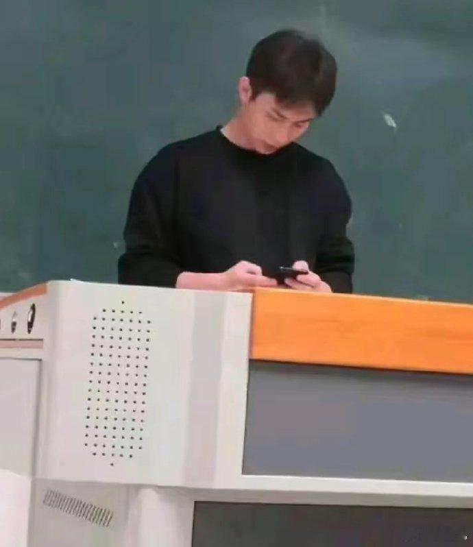 没想到这样的脸居然有肚腩，反差感拉满了 