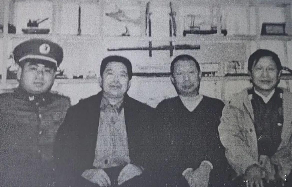 2002年11月6日，湖南粟裕研究室吴跃军主编(左二)一行采访第九届全国人大代表