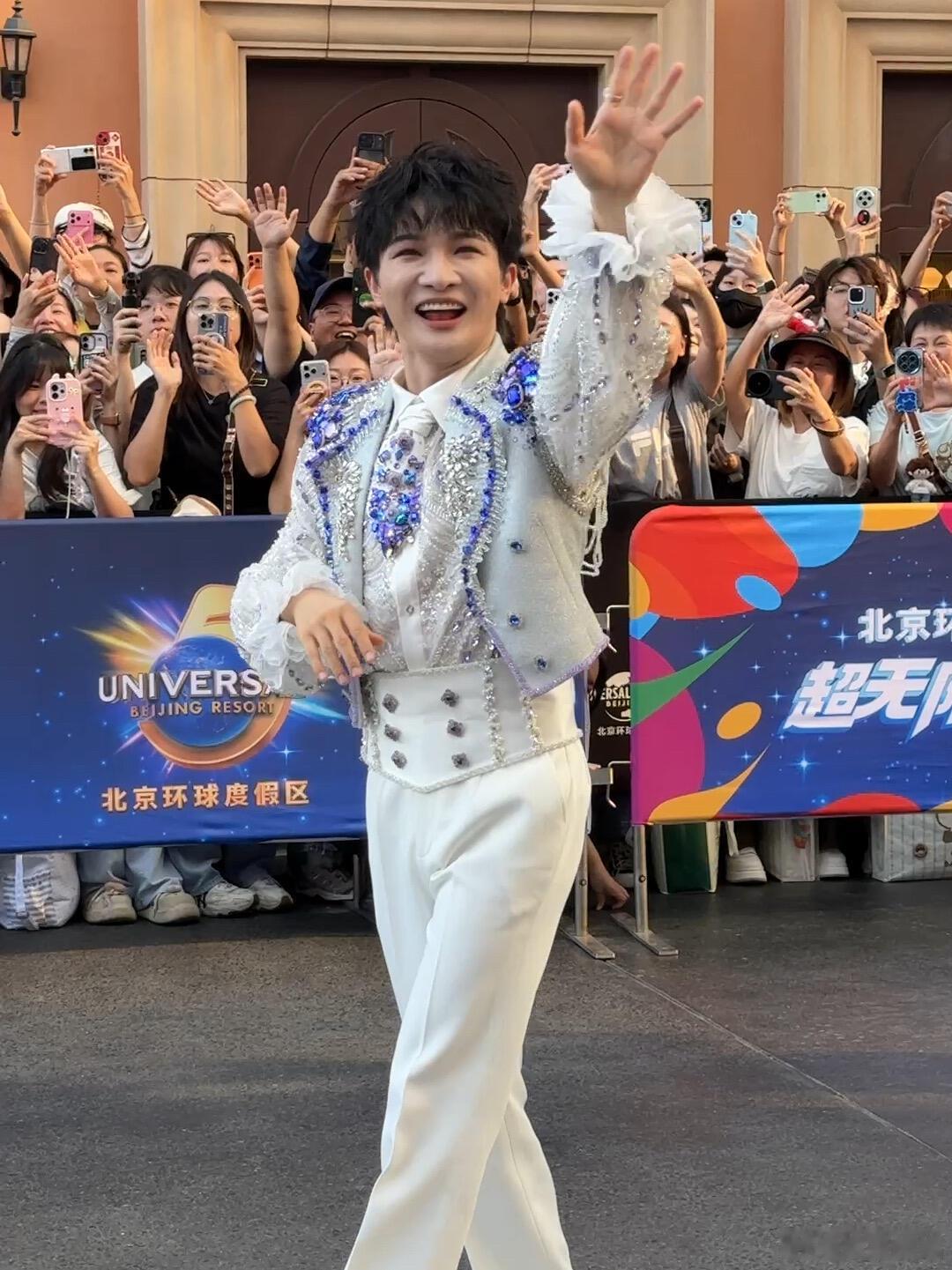 周深压轴全场尖叫周深你有多久没在蓝毯上又蹦又跳了谁懂啊，周深压轴蓝毯，全场尖叫，
