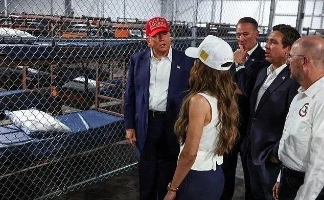 特朗普说，在拜登及民主党治下，有4000万非法移民进入美国。
按照这个比例，美国