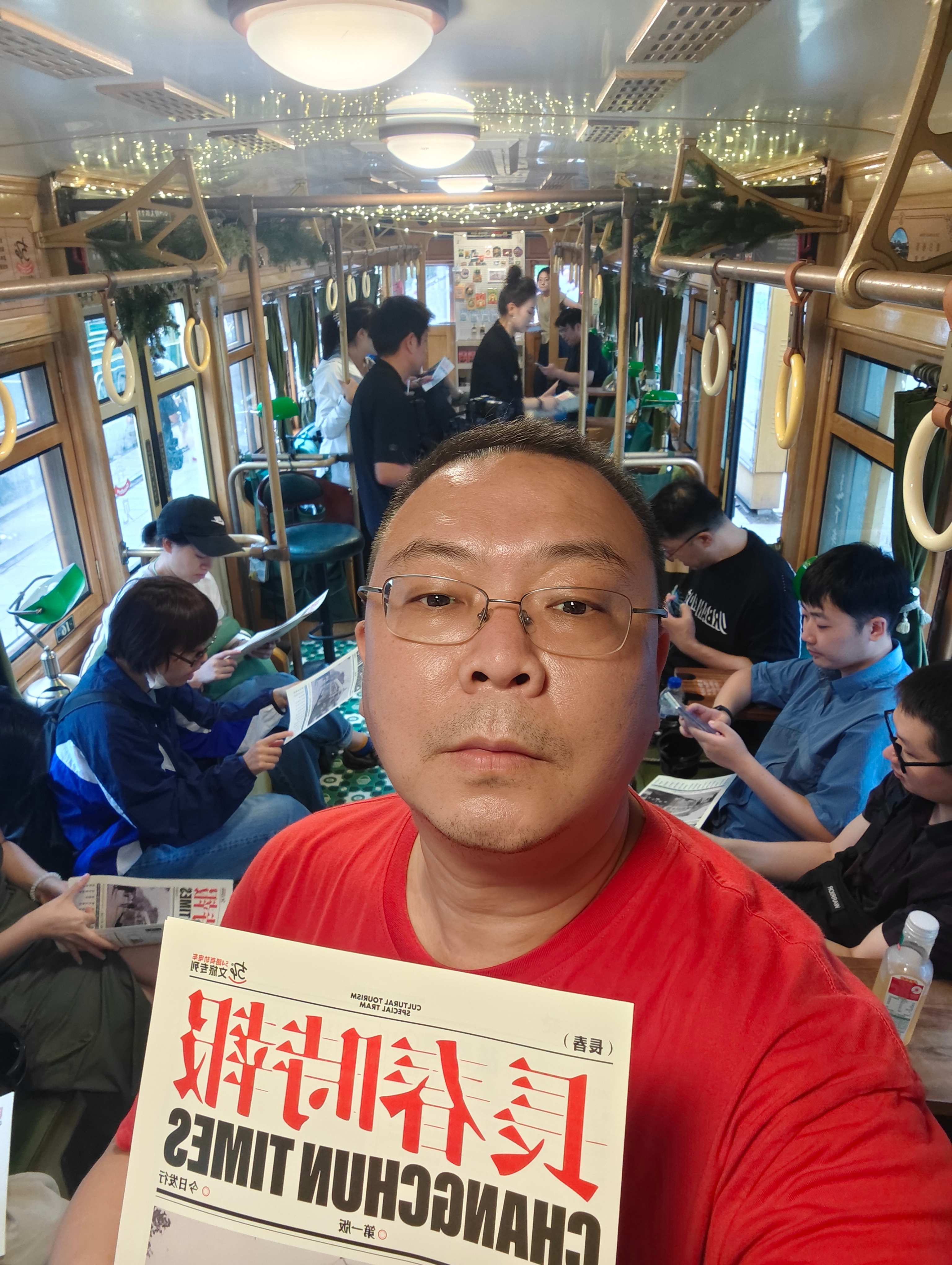 长春54路有轨电车  🚃坐上长春54路有轨电车，听车轮碾过轨道叮叮当当的声响，