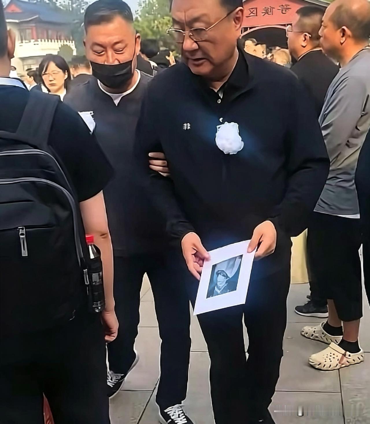 泪别敬一丹！告别仪式八宝山殡仪馆举行。
央视知名主持人敬一丹，于2026年9月1