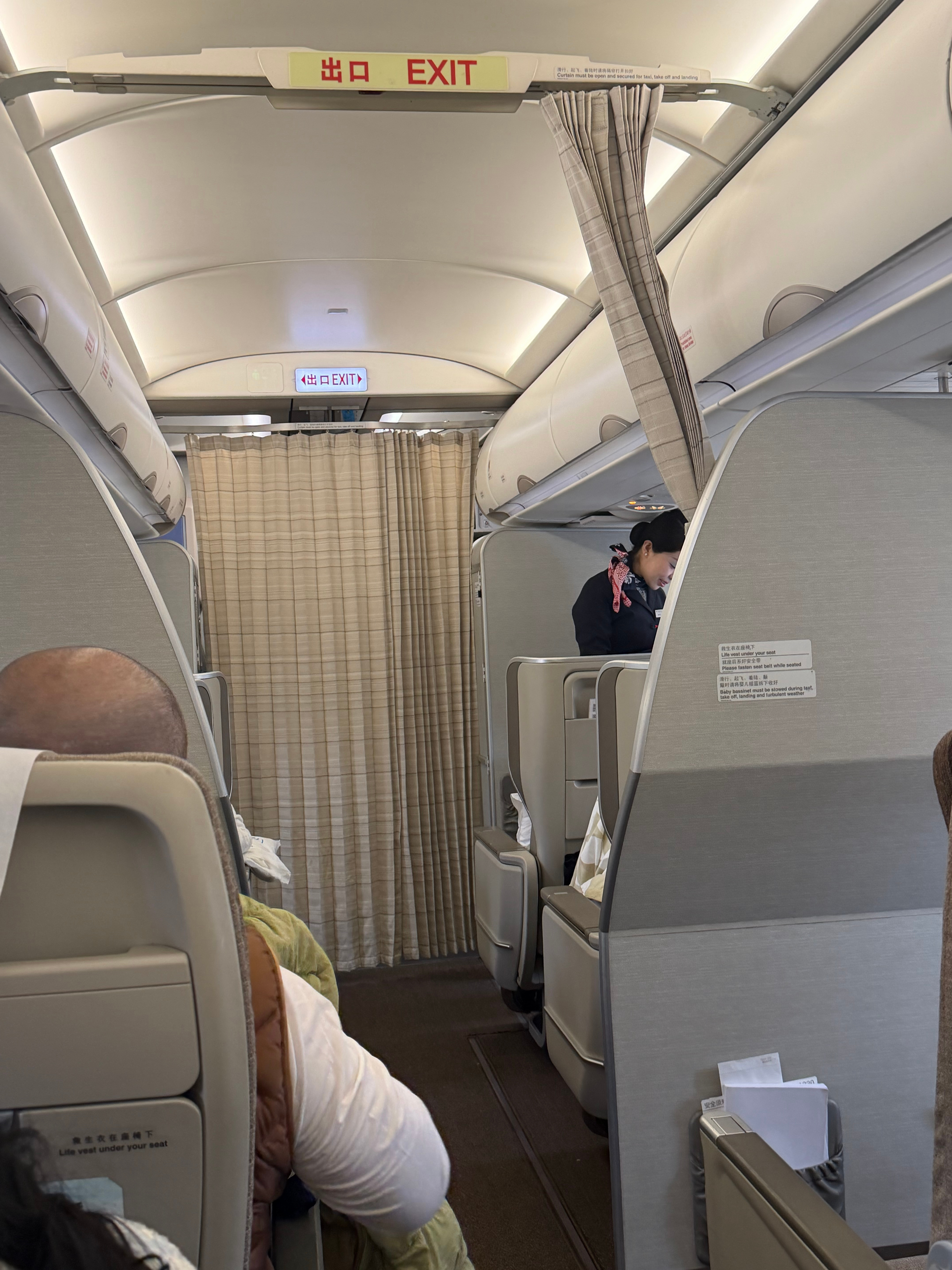 今天有幸和安亭空姐同一个航班 