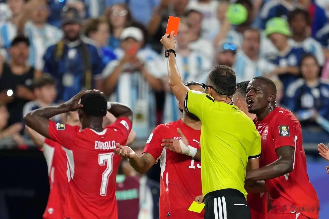 媒体人：拙劣的恩博洛！
2026年世界杯1/4决赛，阿根廷加时3-1击败瑞士，瑞