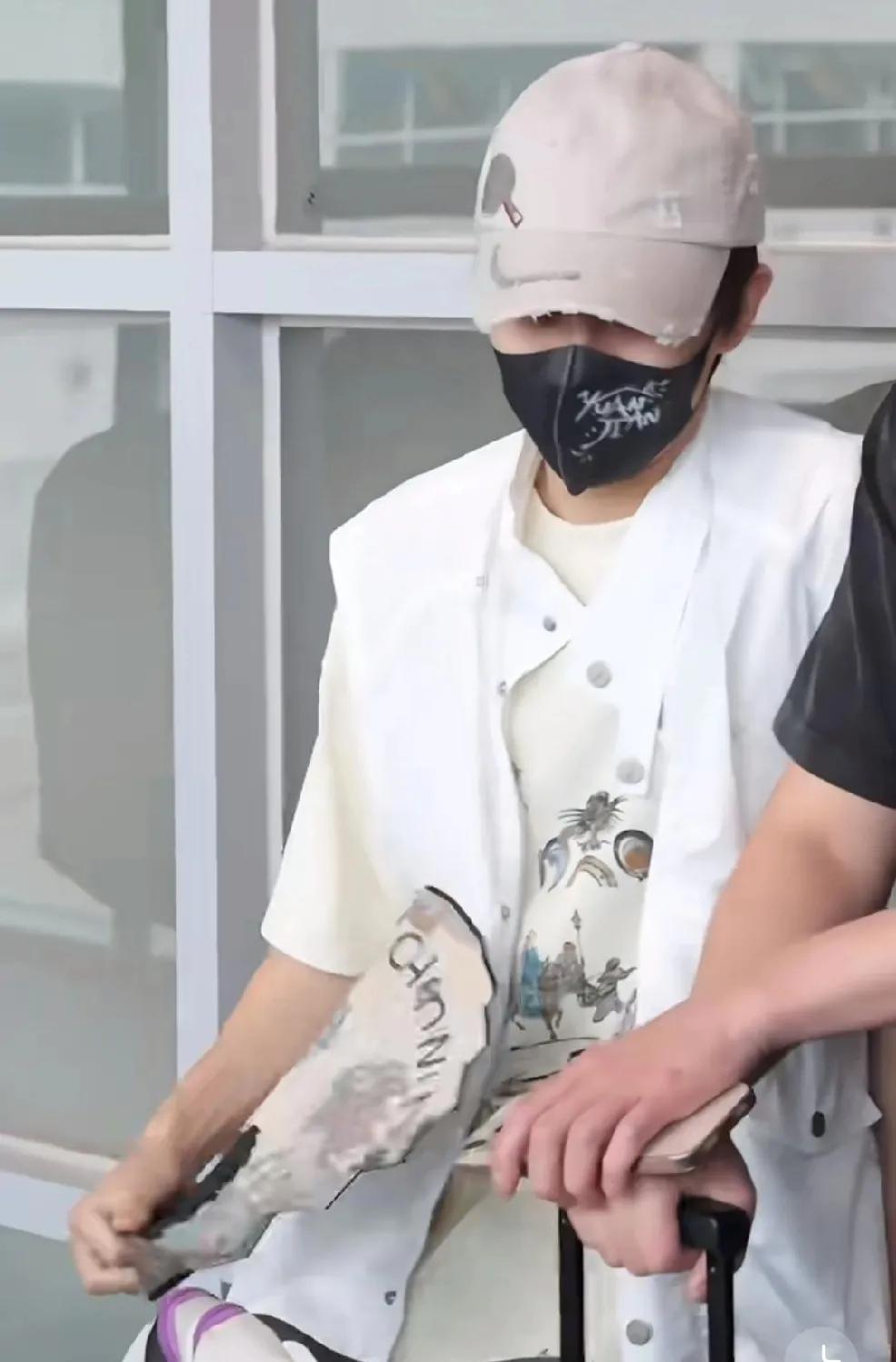 林高远太有意思了，哈哈，
他是不是知道拉斯维加斯比较热啊，
竟然还带着扇子。
大