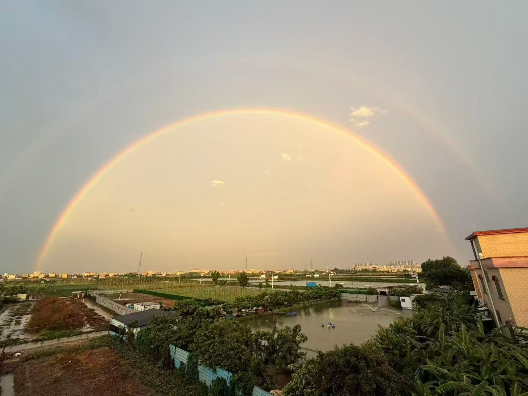 广州暴雨把世界调成黑白，天空却一健还原彩色，双彩虹好漂亮~ 