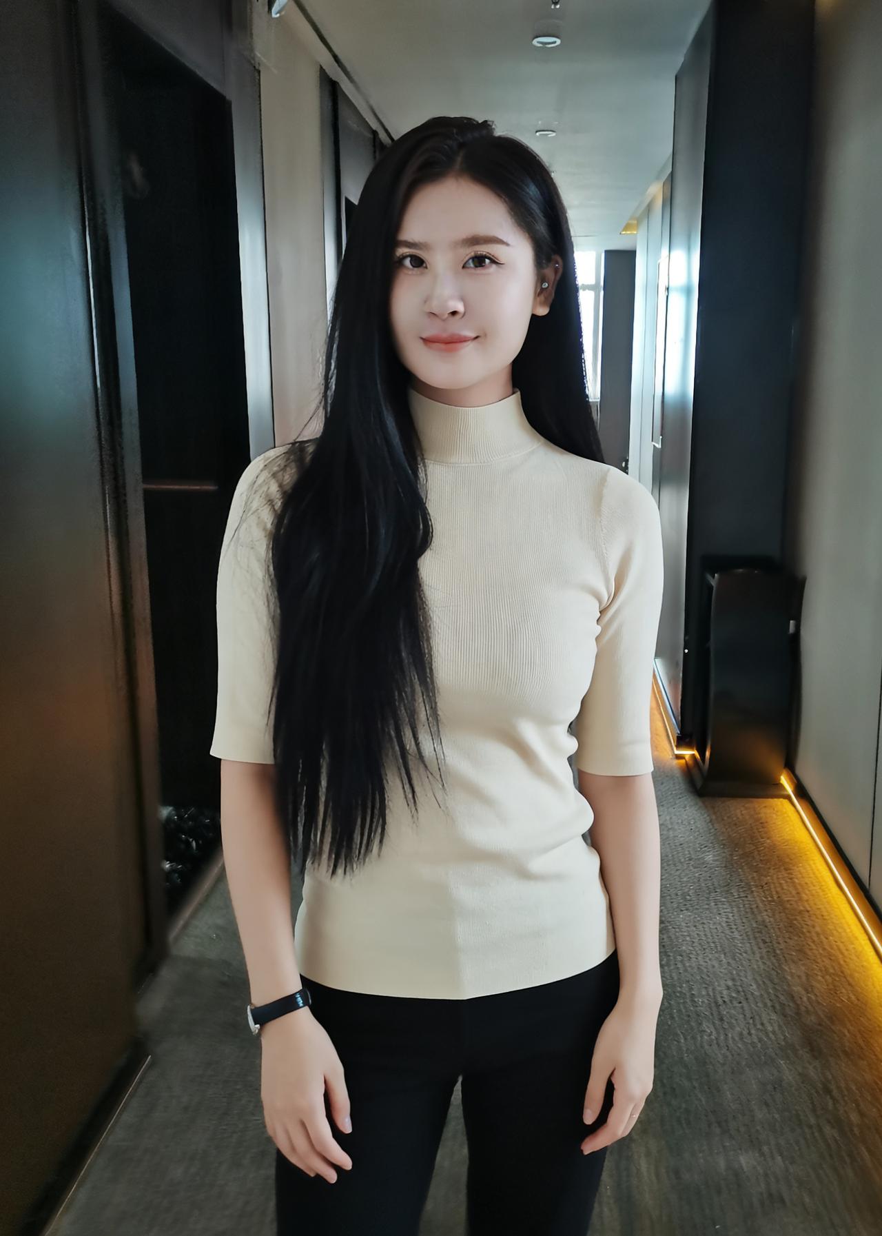 你站在晨光里
像刚醒的梦
干净又明亮