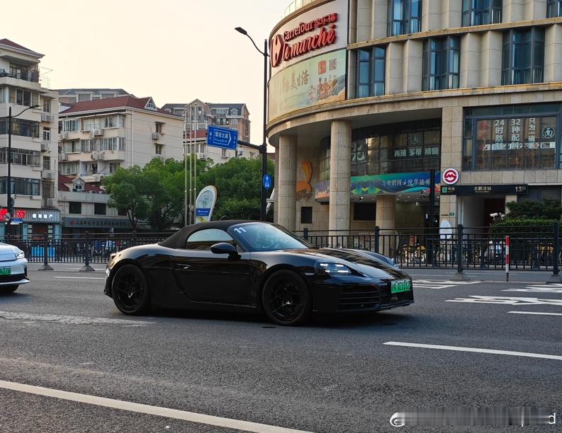 保时捷983终于要来咯，纯电SUV都卖不动，纯电跑车更头疼咯[思考]，其实可以接