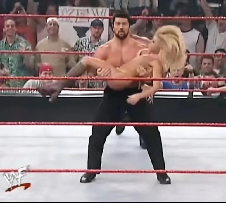 拳击手非要穿的这么暴露，才能比赛吗。
歪果仁就是不一样，个个都是健壮如牛。