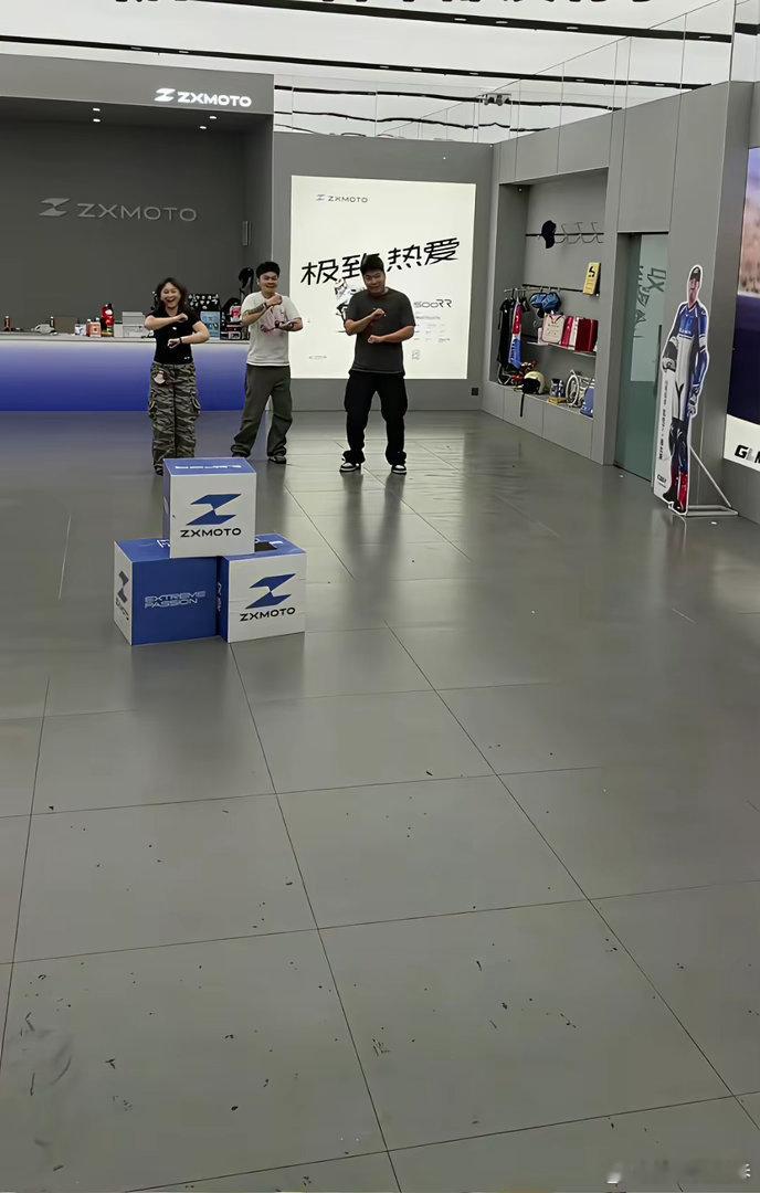 又一家店卖空了张雪机车重庆九龙坡店一台车也没有了。感觉有钱的人真多。 