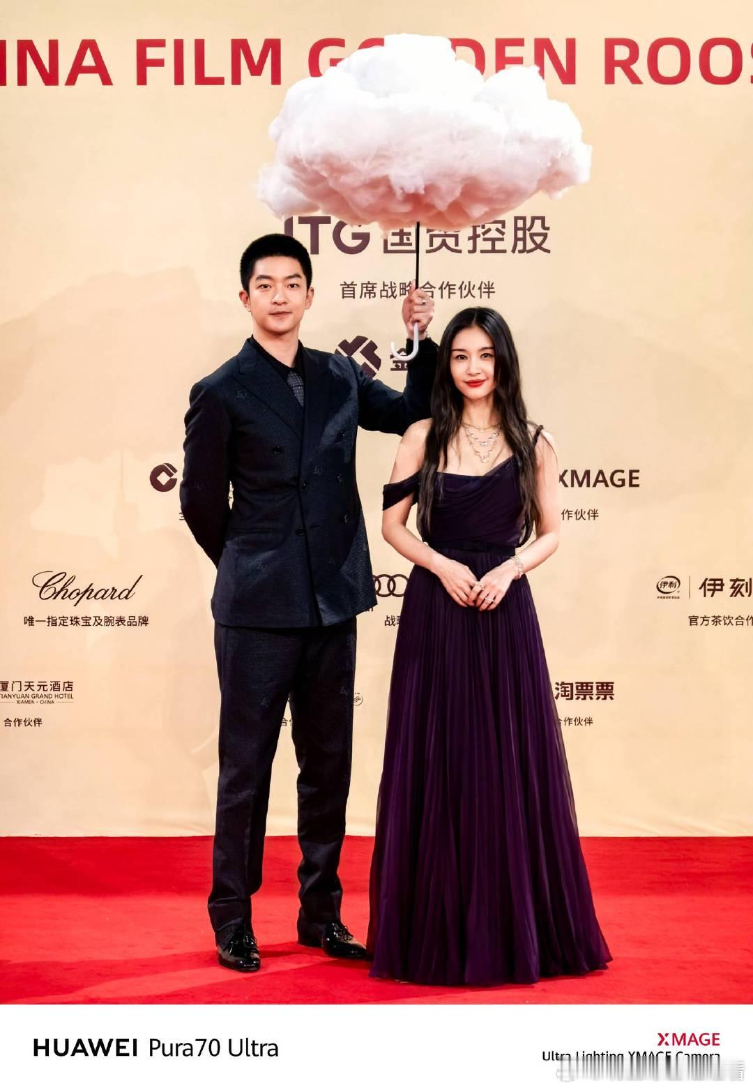 金鸡电影节追星神器 屈楚萧身着黑色丝绒西装，暗纹贵气感拉满，透露出中世纪伯爵的气