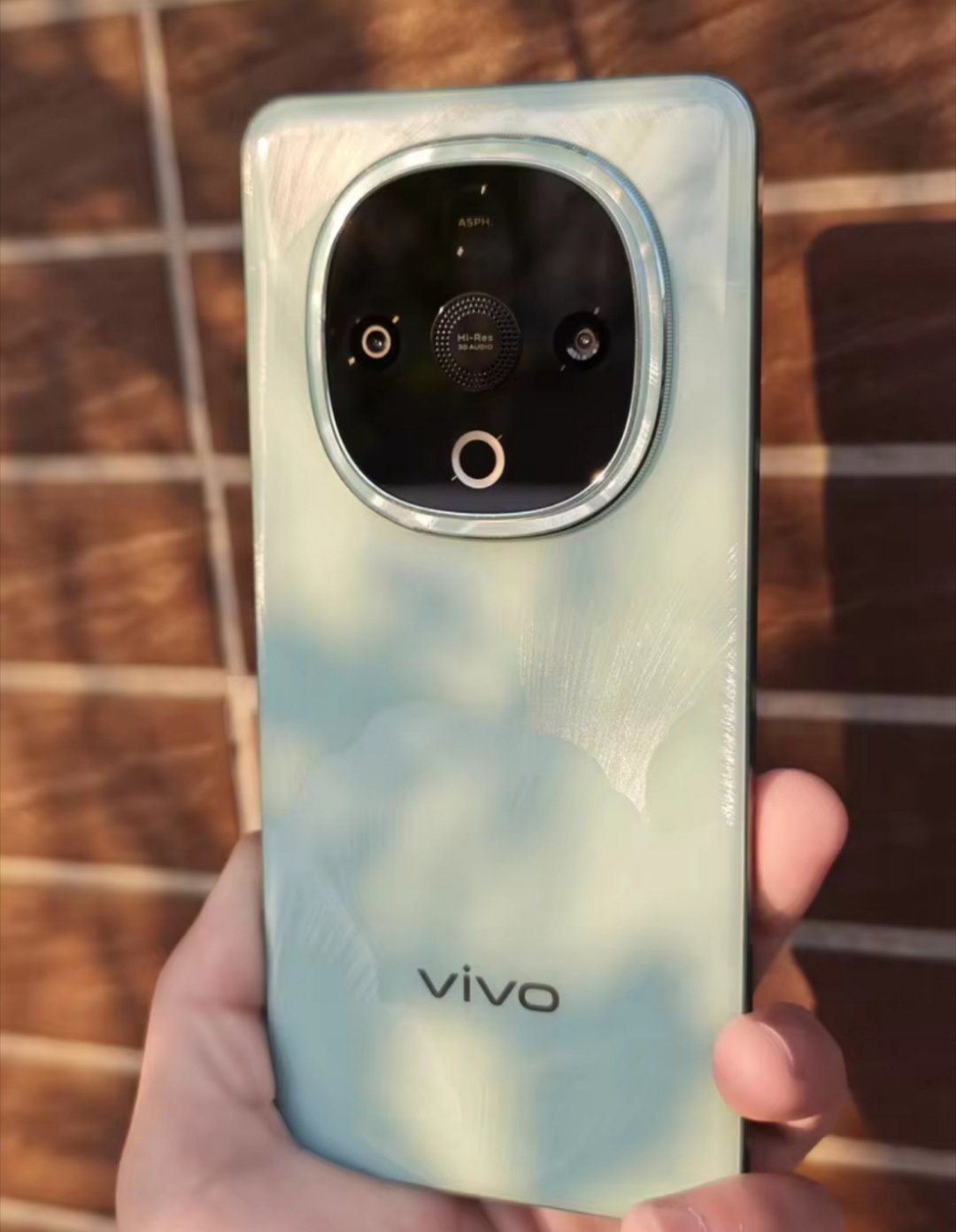 感觉vivo Y300在千元机里面算是独一份了，一定能把一个大养生器放在摄像头模
