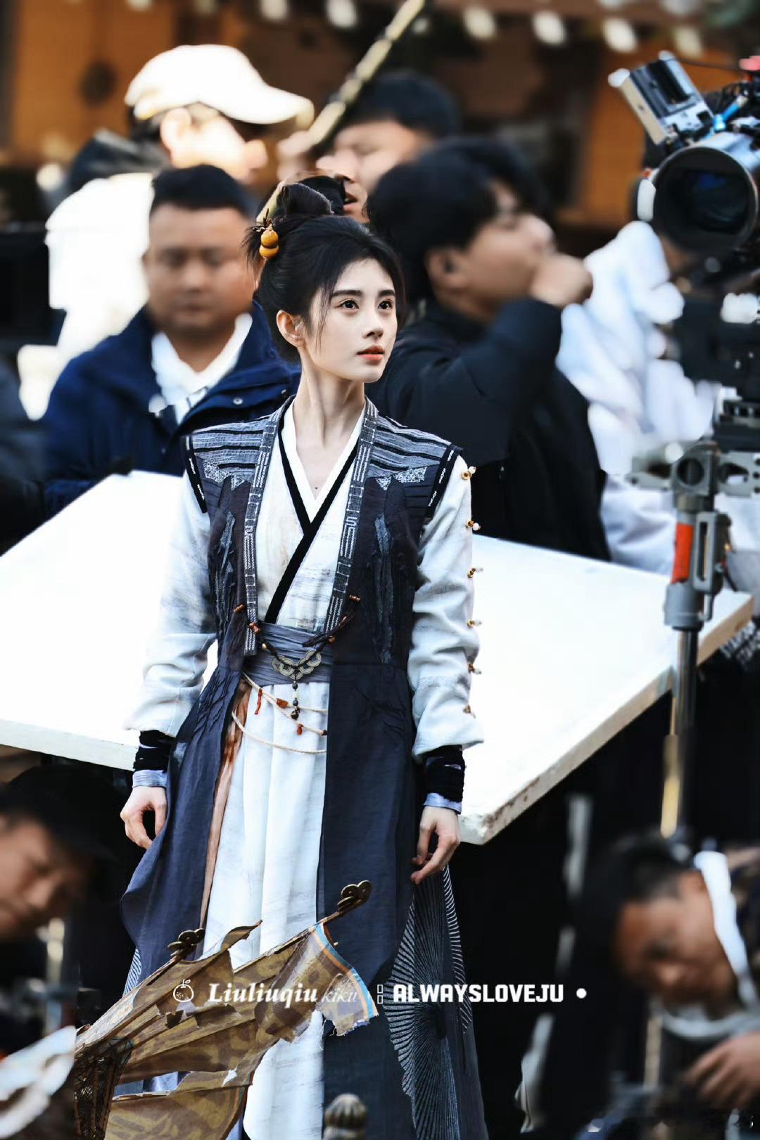 #鞠婧祎小道士盘发# 活泼坚韧小道士vs清冷楚楚美师姐，我看是谁还没上桌开嗑我们