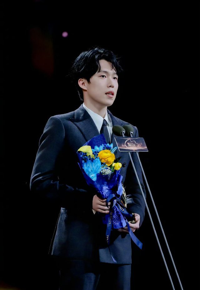 王楚钦 路易威登  这身行头大概多少钱，求指教！！！ 