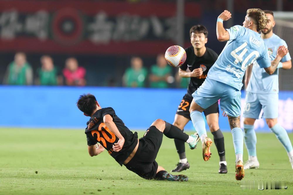 河南1-0海牛获赛季首胜
北京时间4月21日，中超第7轮，河南主场迎战青岛海牛。