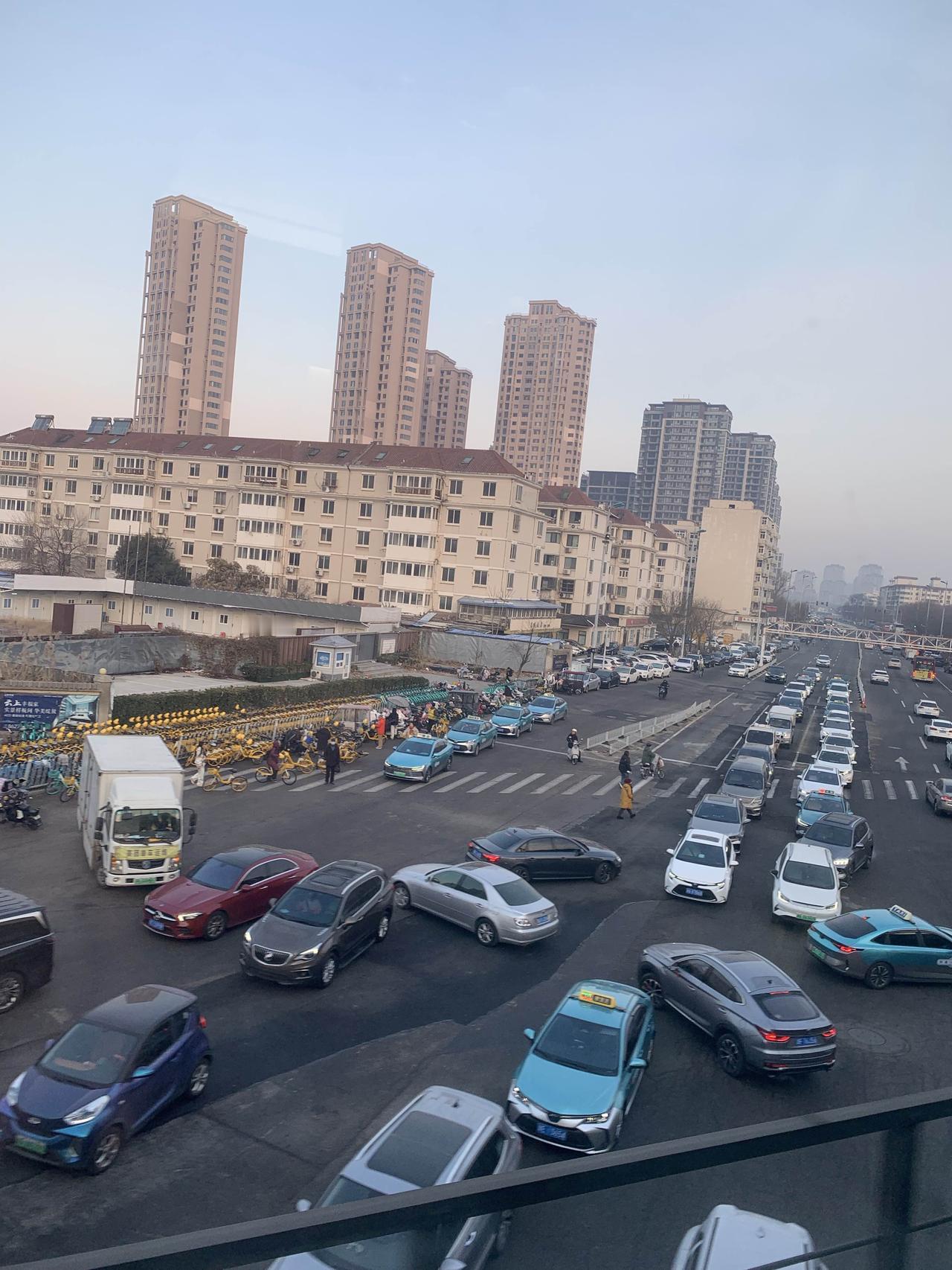 返京途中，看到很多新建楼盘。现在不是有很多卖不出去的房子吗？为什么还在盖？新的越