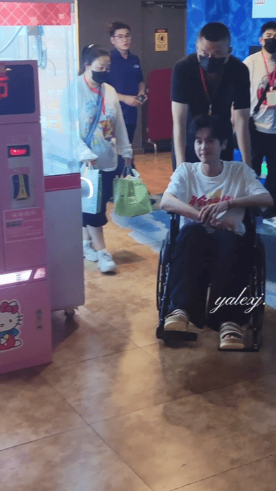 张若昀就这样萌萌的笑被张若昀萌到了张若昀浅浅萌萌的笑容直击心底，随性穿搭搭配舒展