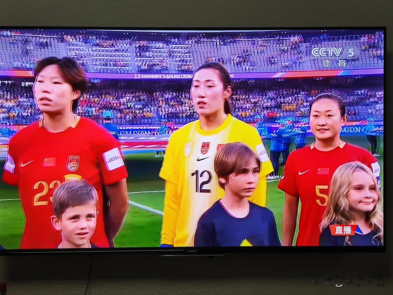 CCTV5中国女足世界杯预选赛对澳大利亚的半决赛直播开始了！珀斯现场球迷沸腾了，