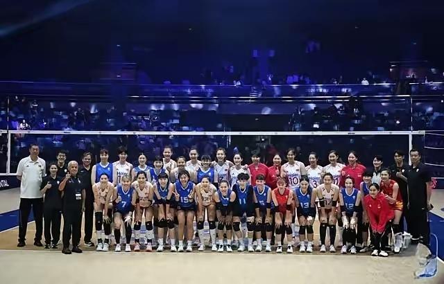 中国女排赢球后，龚翔宇主动招呼台北队，两岸姑娘赛后合照引热议
昨晚女排亚锦赛小组
