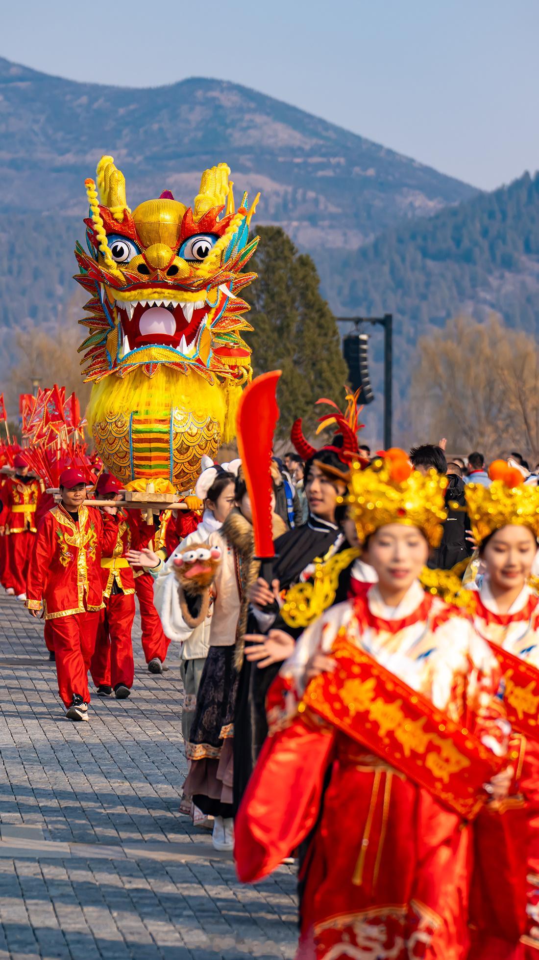 这个蛇年春节，在尼山圣境寻回年味🧨非遗大戏、民俗庙会、火龙钢花、花灯巡游、七彩