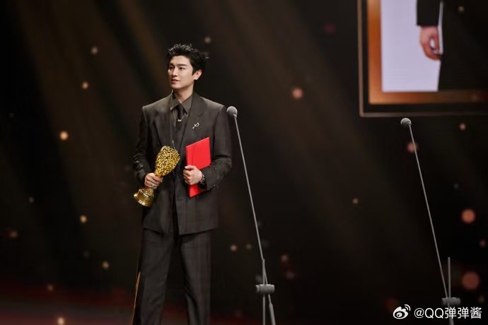 杨旭文和卢凌风郭靖同框  杨旭文致谢角色的瞬间太有共鸣啦杨旭文与郭靖同框跨时空对