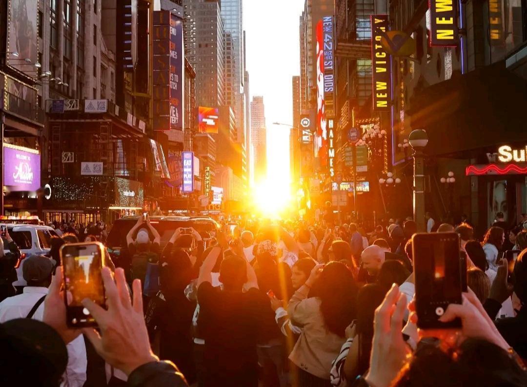 🌇✨ 5月29日纽约，大批民众齐聚街头，观赏曼哈顿悬日奇观。这一景象一年仅出现