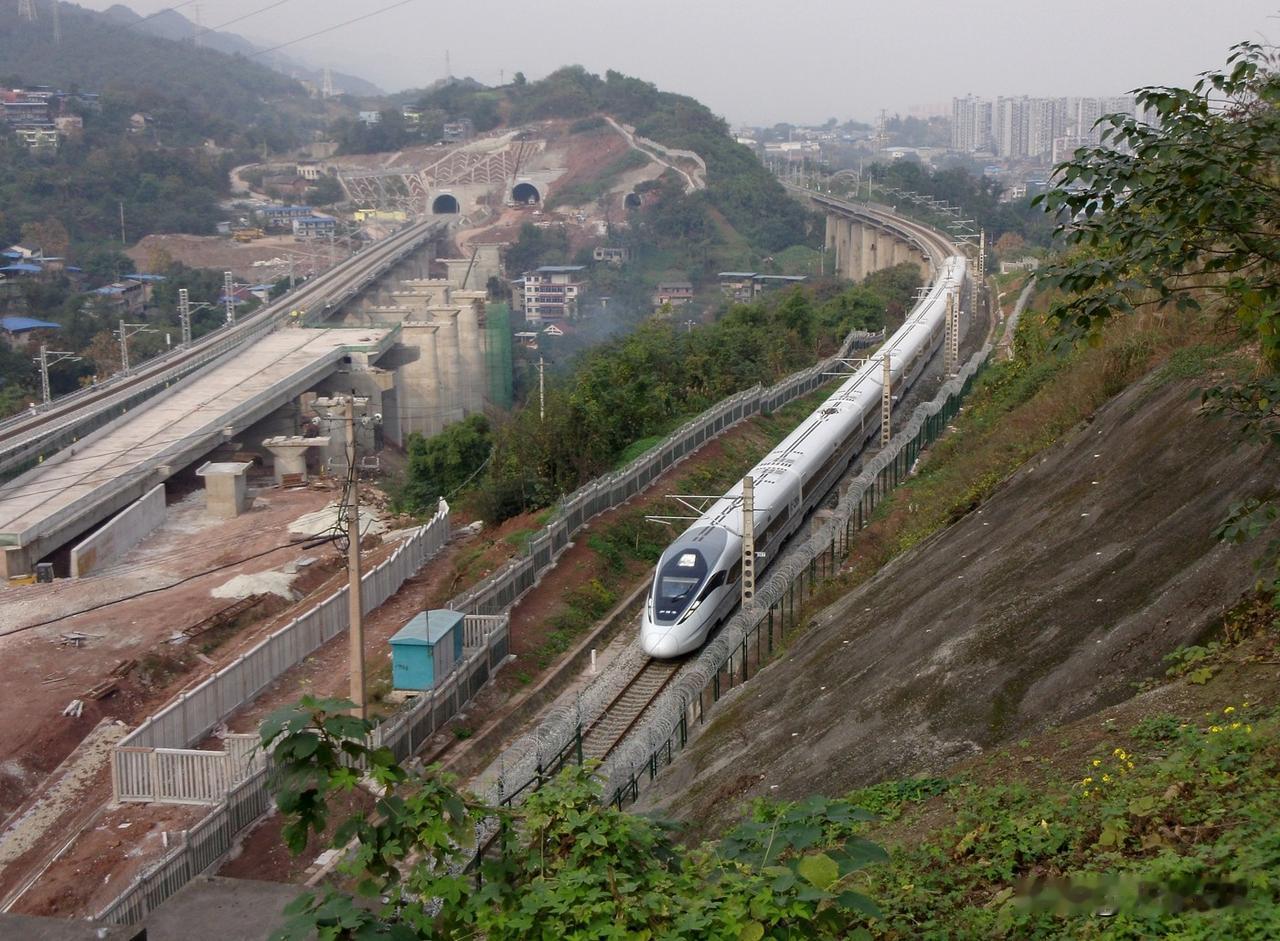 2015年12月，由重庆北站开过来的和谐号CRH380D型动车组通过井西线去成渝