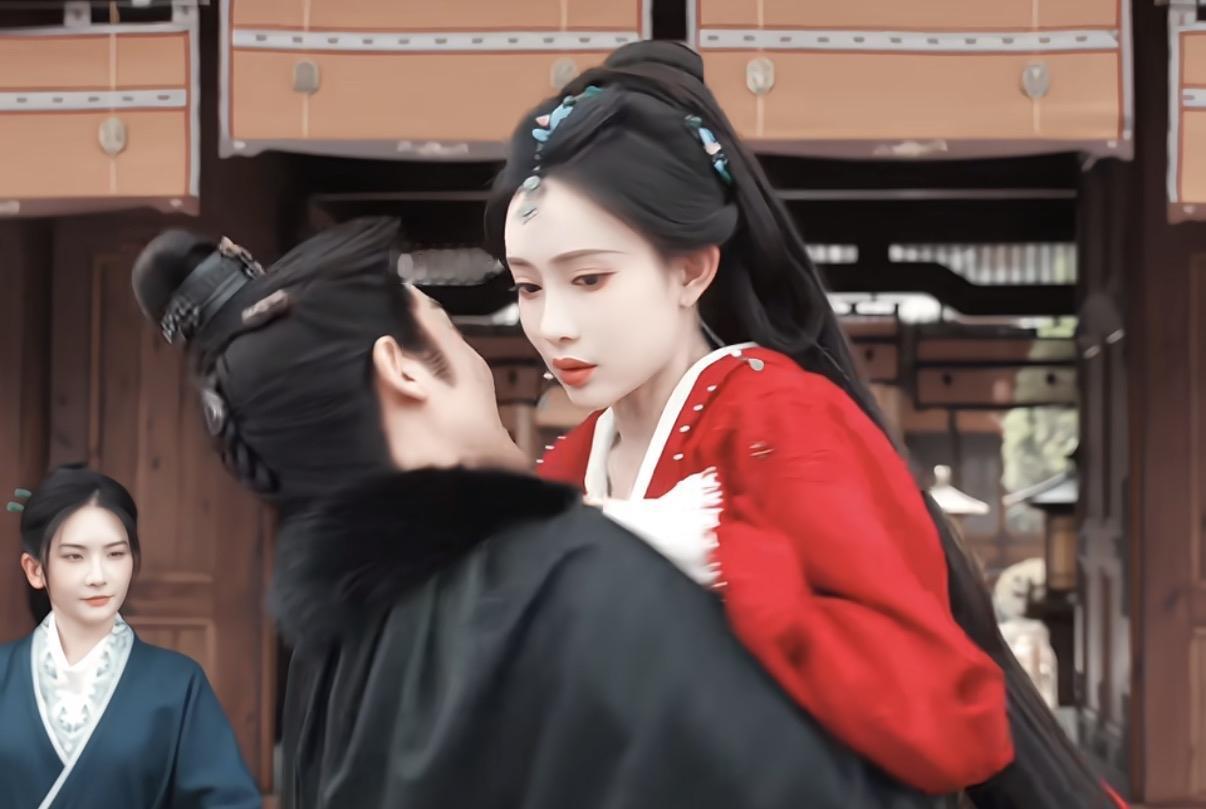 沈汐和的亲哥和亲爹都喜欢抱着她转圈圈，还是一直把她当成小孩儿。 

从外形上看亲