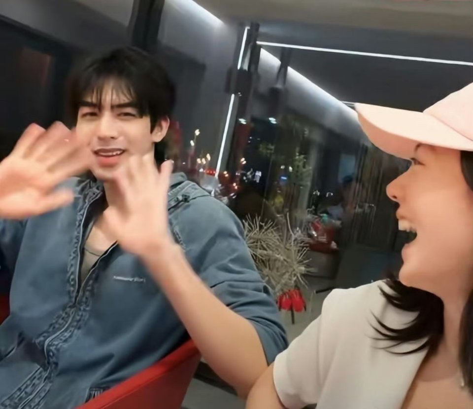 宋威龙赵今麦素颜聚餐素颜都这么能打！这俩人的皮肤状态是开了美颜滤镜吧，羡慕了～宋