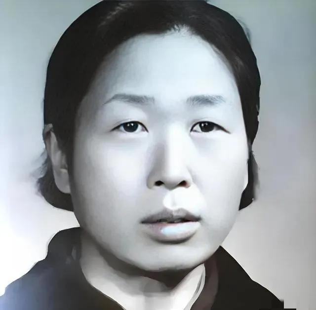 她从中央机关被免职，回工厂当了普通工人，十年后工友们才明白她有多厉害
 
有这么