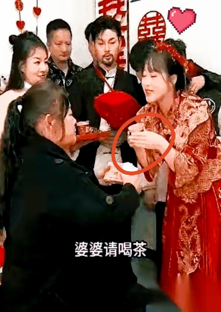 真的！隔着屏幕都替这个
新娘捏把汗！大喜的日子，她恭恭敬敬地给婆婆敬酒，结果
