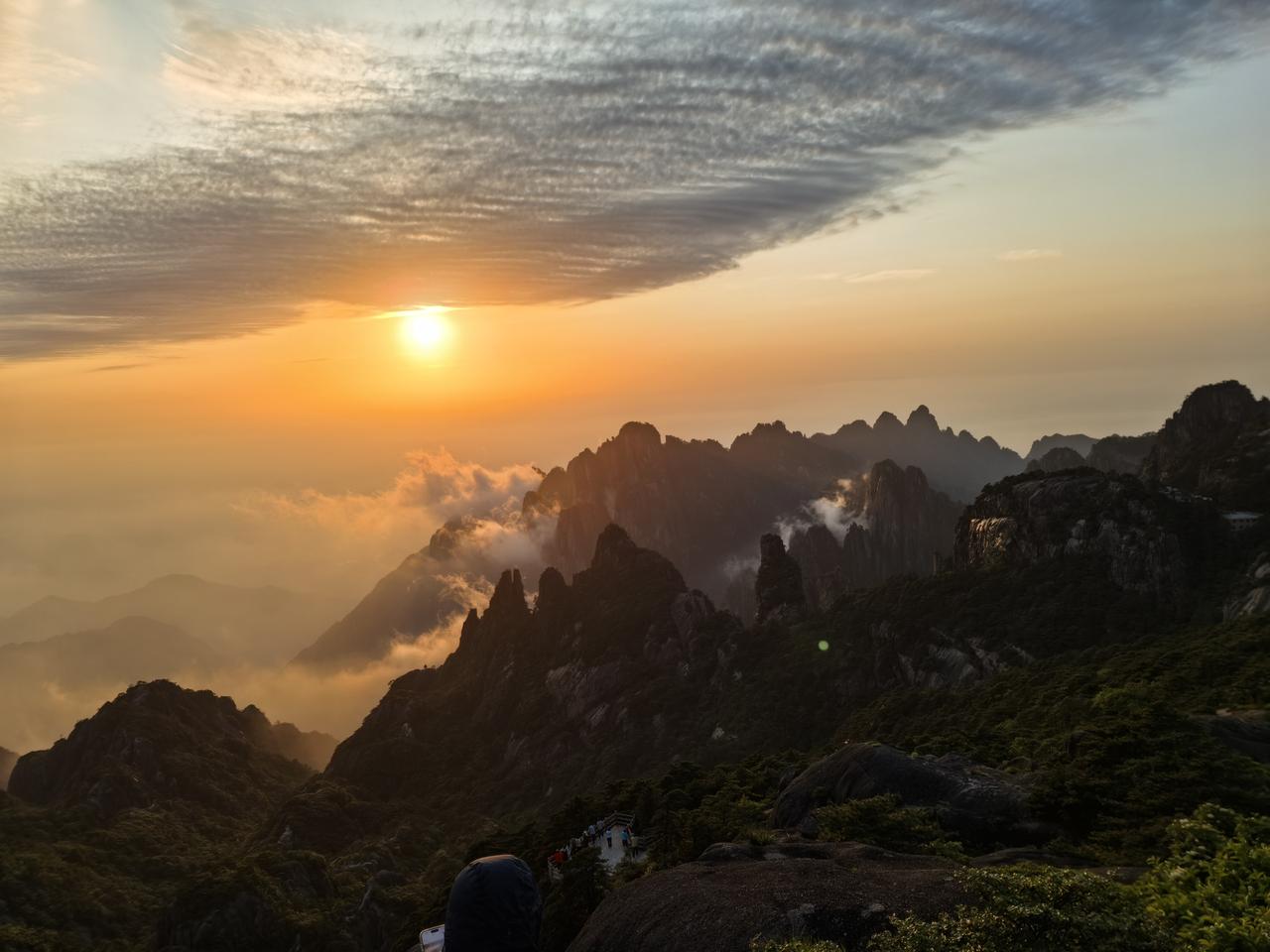 前两次来黄山早起四点等日出，也没赶上看日落的机会，今天在鳌鱼峰上看到了黄山绝美日