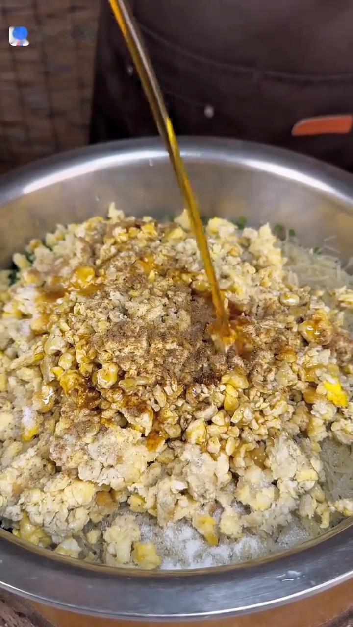 手工卷酱。
这鹅可买回来了，人家今早给我打电话叫我两点去的。这壳还出壳，你看多肥