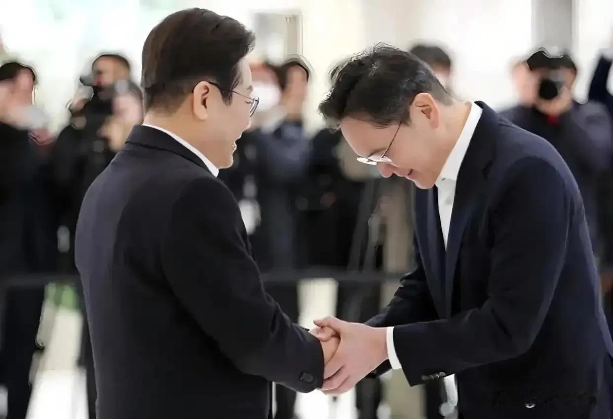 提起韩国，绕不开根深蒂固的财阀体系。三星、现代、LG这些巨头，掌控着韩国大半国民