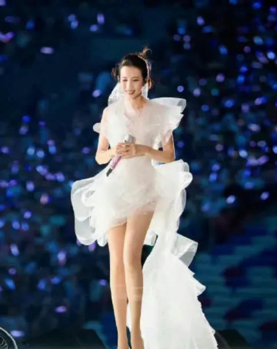 莫文蔚的腿据说曾经投保过亿！之前在刘嘉玲的节目里她就亲口说过，没这回事。虽然她确