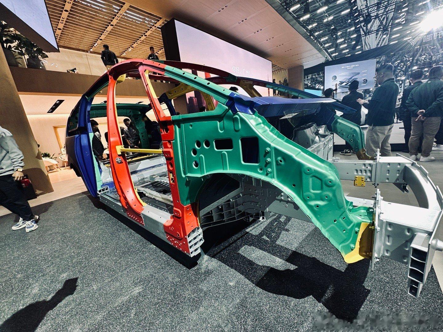 理想Mega白车身，上钢下铝，大型铸铝件+挤压成型铝，白车身重量490kg，算相