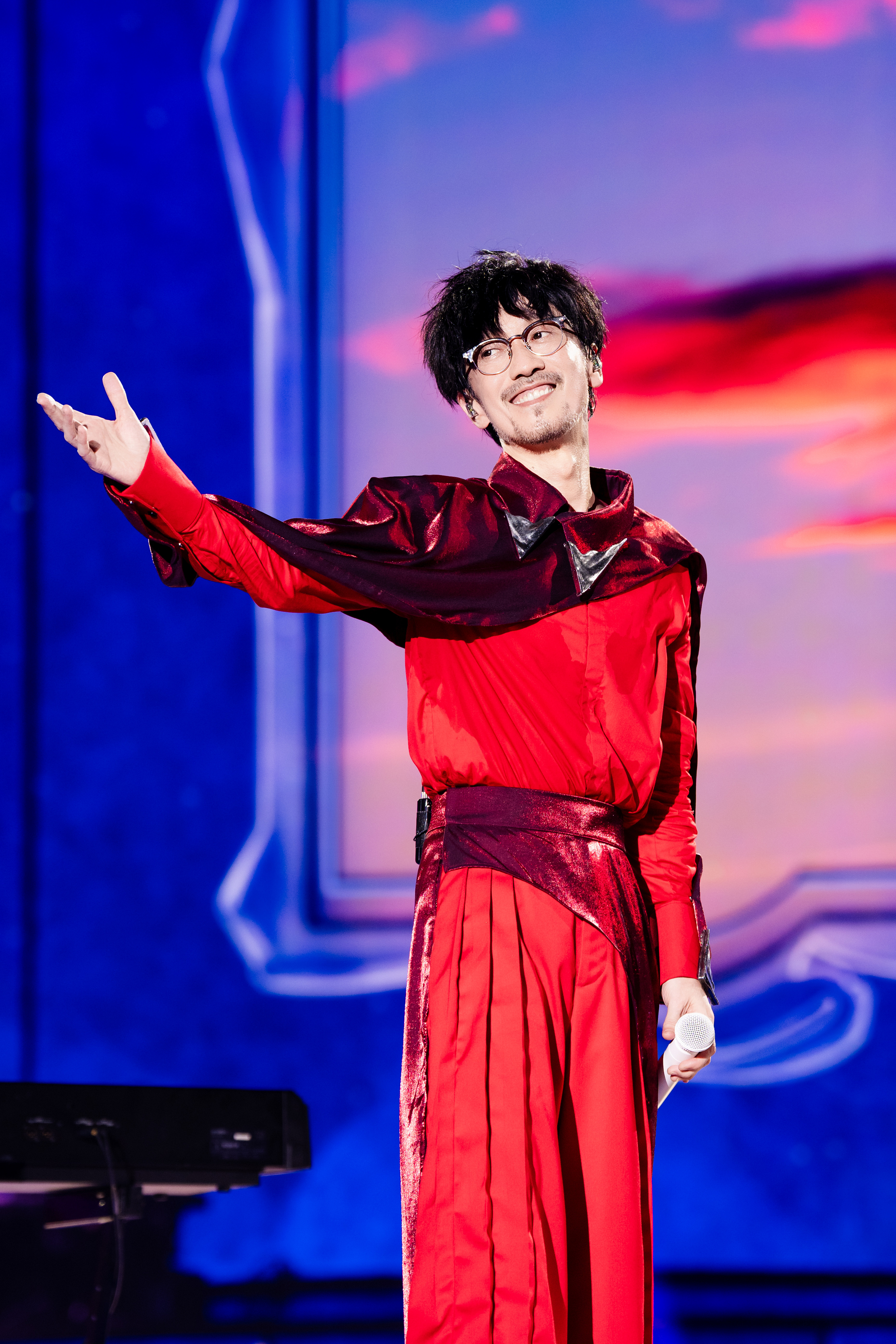 周传雄和女儿同台好养眼 上海演唱会上，周传雄与女儿同台好甜！女儿抱琵琶拨弦，古典