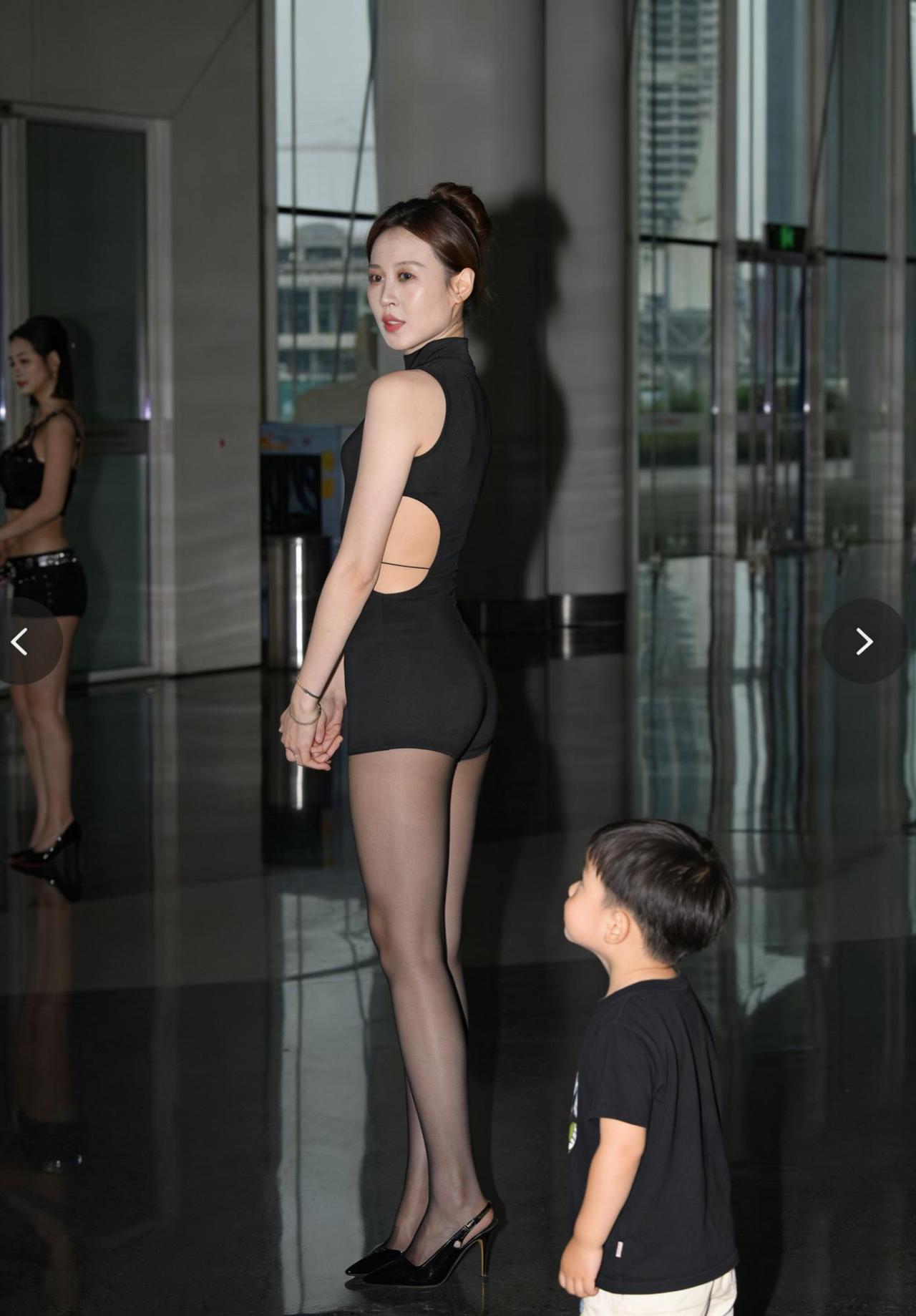 模特正在大厅聚精会神进行训练，不知道谁家小孩跑进来了，这小插曲就像扔向平静湖面的