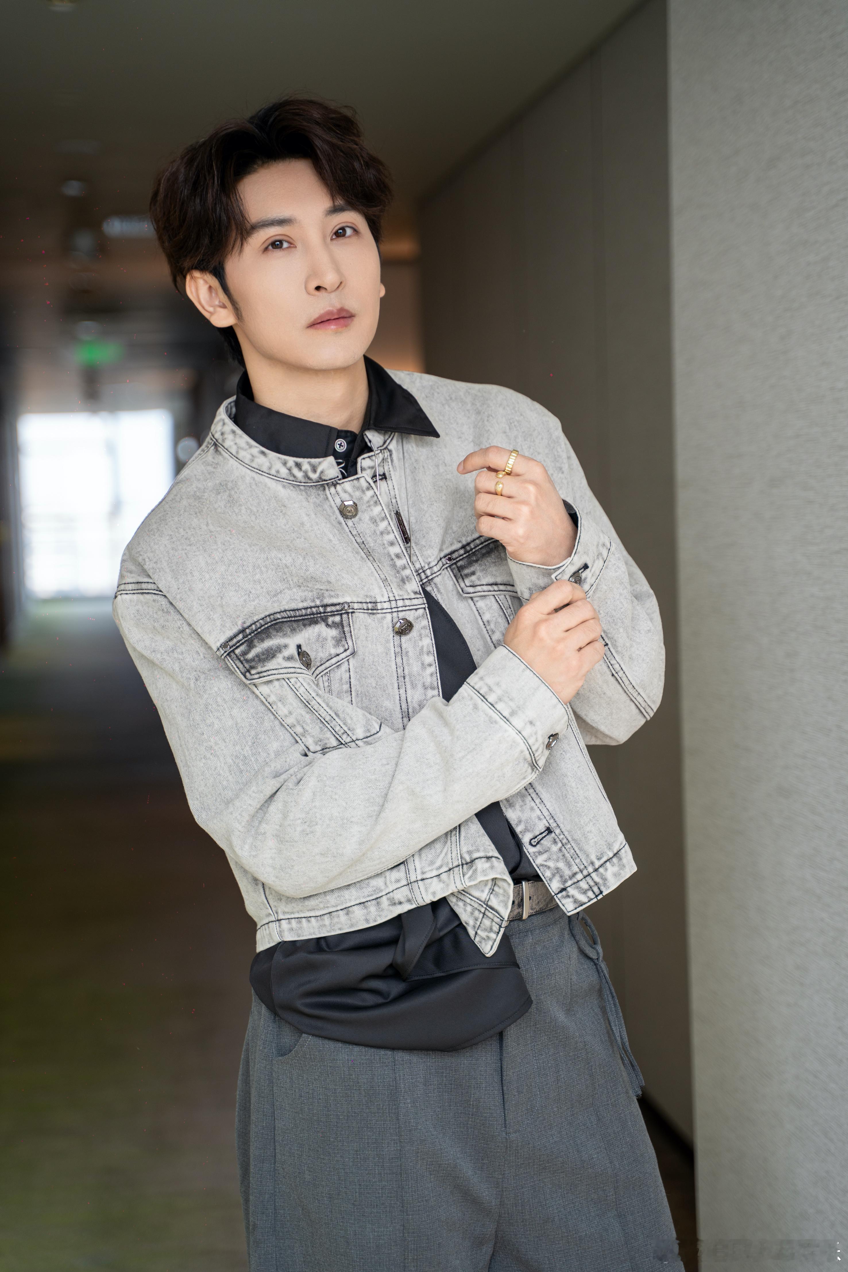 10年快男第四名谭杰希，36岁以原创《客家》征战《中国唱将》，在年轻选手环绕中逆